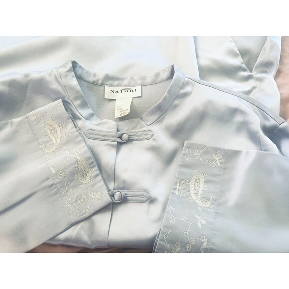 Natori Embroidered PJ Top with Lined Mandarin Collar and Frog Tie Closure Size M - Picture 3 of 3
